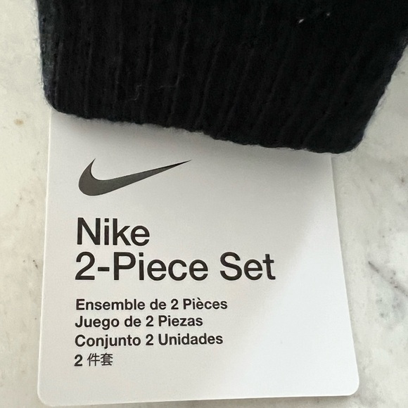 Nike infant cuffed Winter Hat And Mittens Size 12/24 months NWT - Picture 4 of 6